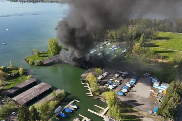 Lachen SZ - Mehrere Boote und eine Bootshalle durch Grossbrand zerstört