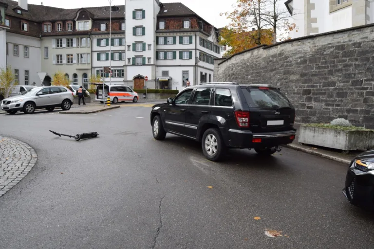 Herisau AR - Mit Elektro-Scooter gestürzt