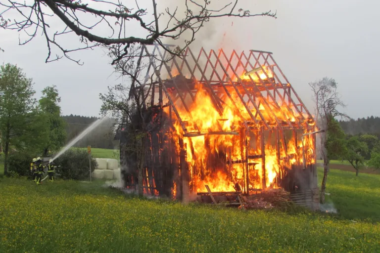 Gundelshausen - Biltzschlag - Scheune brennt lichterloh
