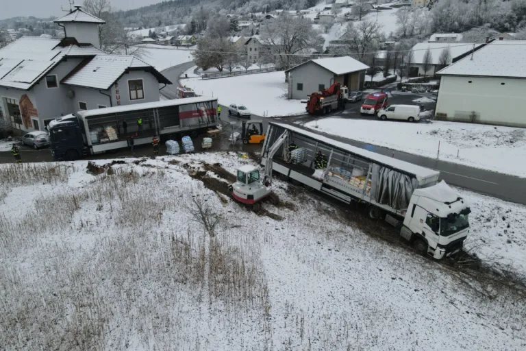 Unfall bei Freudenstein – Lkw stürzt auf Bundestraße in Feld
