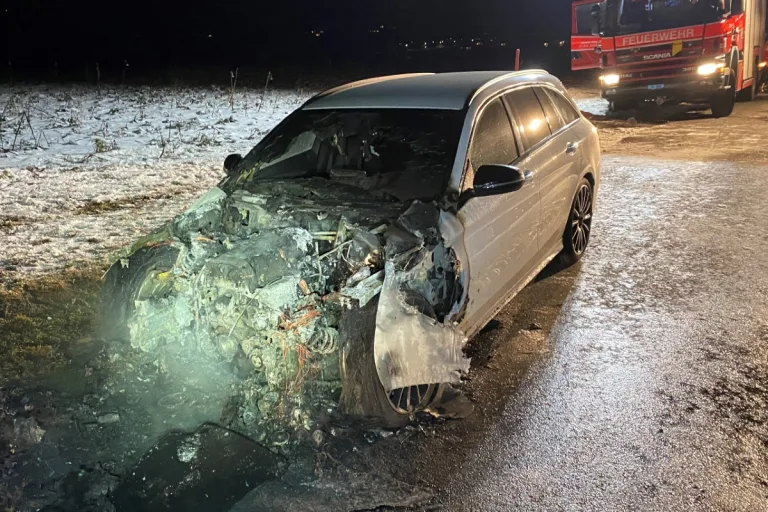 Pfyn TG - Mercedes gerät in Vollbrand!