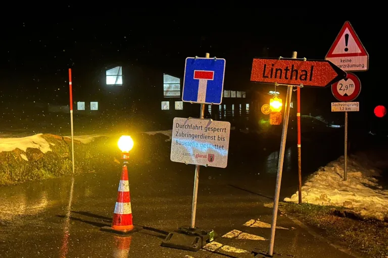 Haslen / Hätzingen GL - Strasse nach Erdrutsch gesperrt