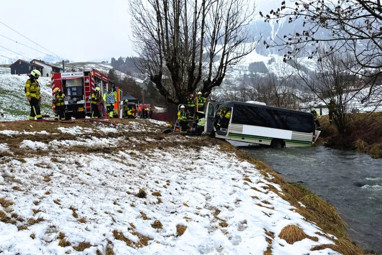 Schwende AI – Vier Personen bei Unfall mit Kleinbus verletzt