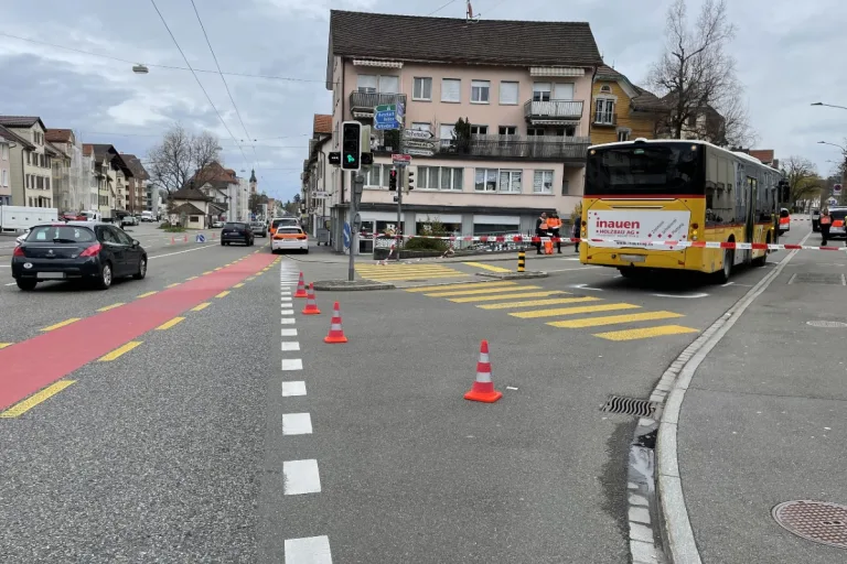 67-jährige Fussgängerin in St. Gallen nach Unfall gestern mit Postauto im Spital gestorben