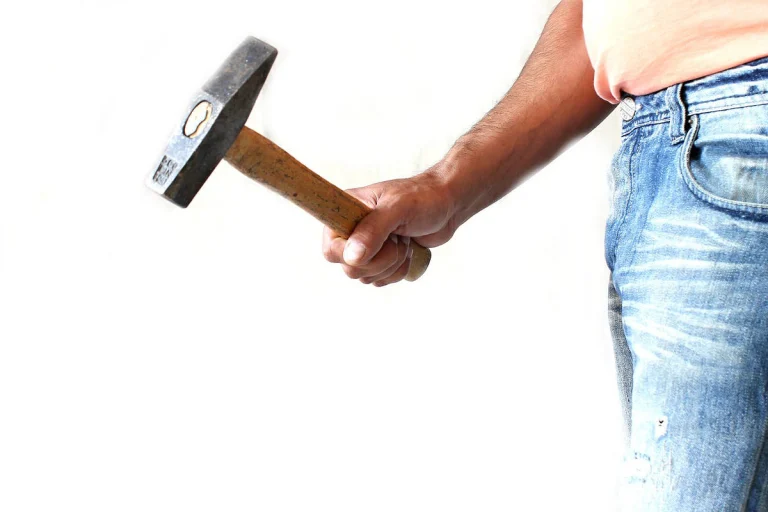 Dessau - Schwarzfahrer wirft mit Hammer nach Polizisten