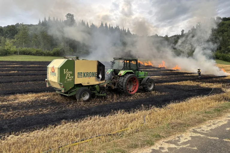 Muttenz BL – Brand einer Ballenpresse