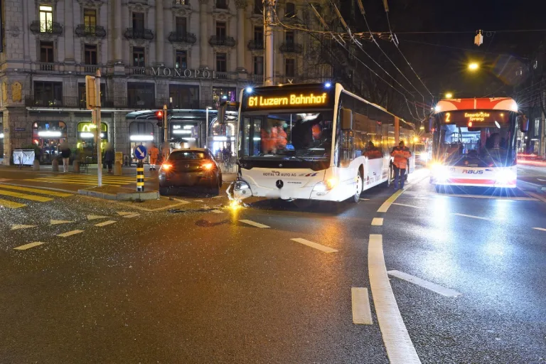 Stadt Luzern - Kollision zwischen Gelenkbus und Auto ohne Verletzte – Polizei sucht Zeugen