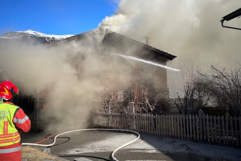 Brand in Conters GR – Holzhaus zerstört, hoher Sachschaden