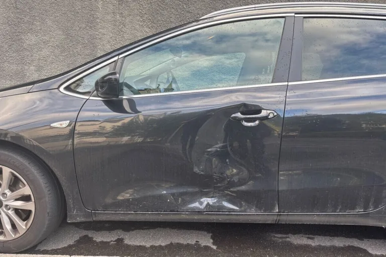 Unfallflucht in Glarus – Parkiertes Auto massiv beschädigt