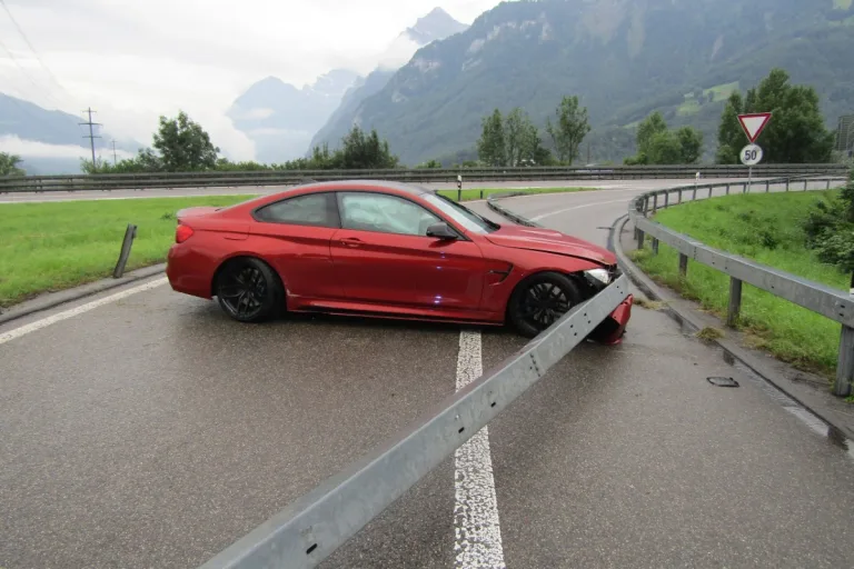 Niederunen GL - BMW nach Unfall mit Totalschaden
