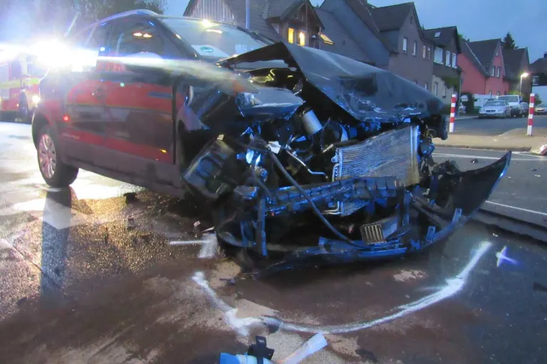 Ratingen - Zwei Verletzte nach schwerem Unfall