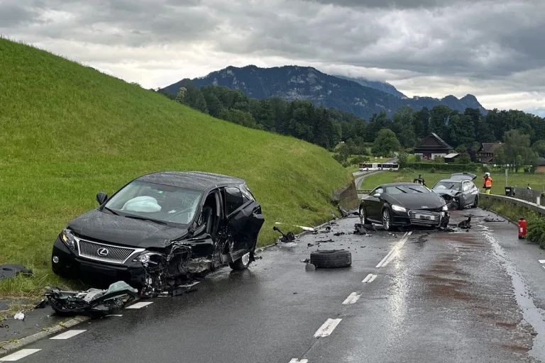 Greppen LU - Heftiger Unfall fordert mehrere Verletzte 