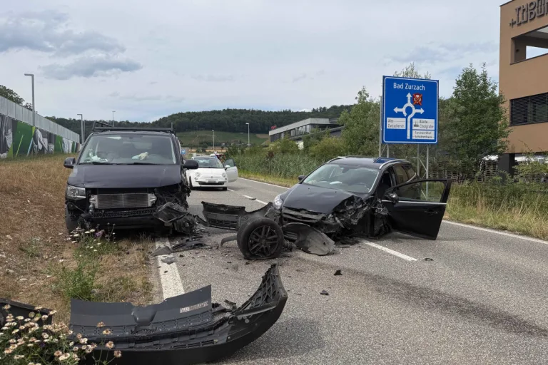 Tegerfelden AG – Unfall zwischen Auto und Lieferwagen