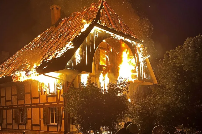 Münchenbuchsee BE - Feuer zerstört ein Wohnhaus 