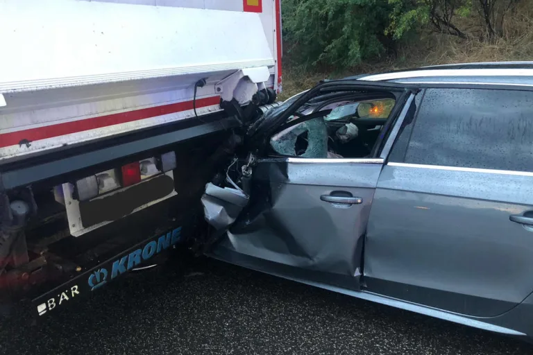A4 Weimar – Pkw Audi fährt unter vorausfahrenden Lkw und Fahrzeugführer verletzt sich schwer