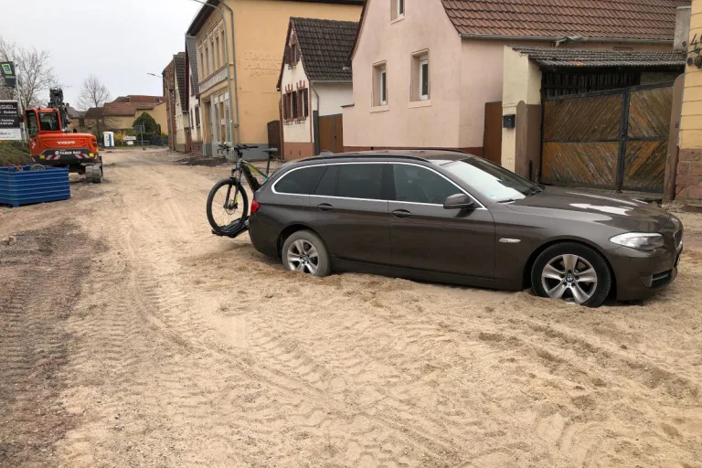 Edesheim – Mit BMW in Baustelle steckengeblieben