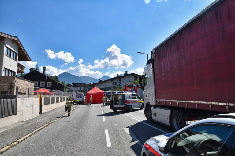 Kitzbühel - Motorradfahrer von LKW erfasst und getötet 