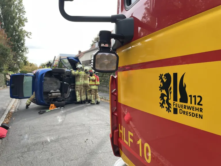 Dresden-Zschertnitz – PKW liegt nach Verkehrsunfall auf der Seite