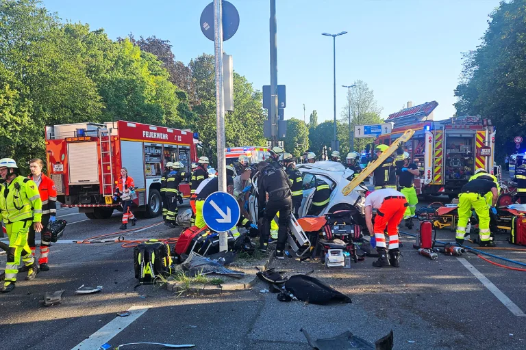 München – Ein Toter und drei Verletzte nach schwerem Unfall