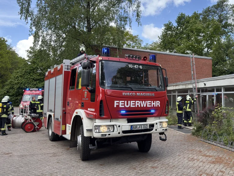 Aurich – Schornstein von Turnhalle brennt