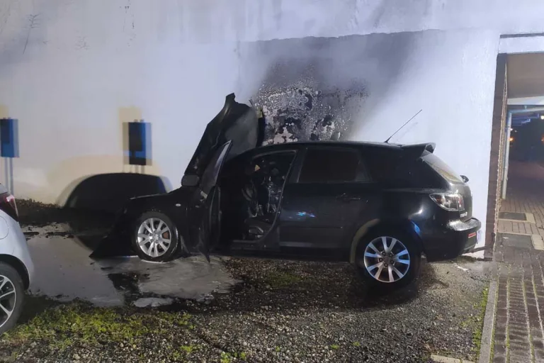 Xanten - Mazda geriet in Brand