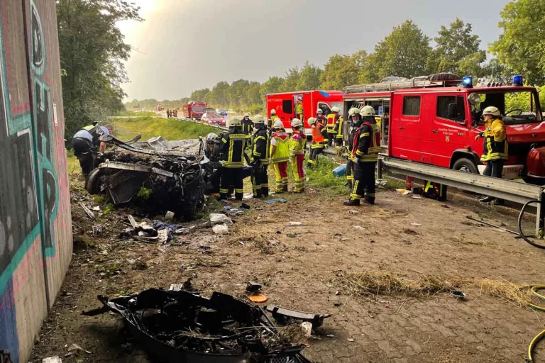 Goch - Mercedes kracht in Brückenflügel - Fahrer tot, Beifahrerin lebensgefährlich verletzt