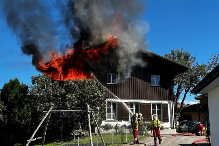 Laupen ZH – Mehrere Wohnungen in Flarzhaus nach Brand unbewohnbar