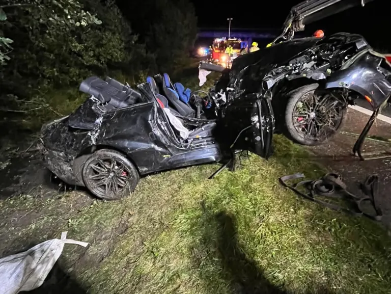 Schafstedt – Zwei Schwerverletzte nach Kollision mit Baum