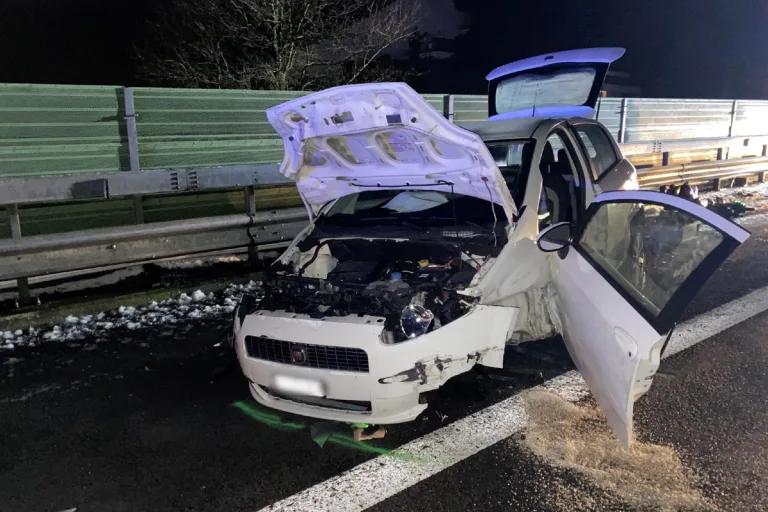 Seedorf UR - Autolenkerin kollidiert auf der Autobahn mit Anhänger