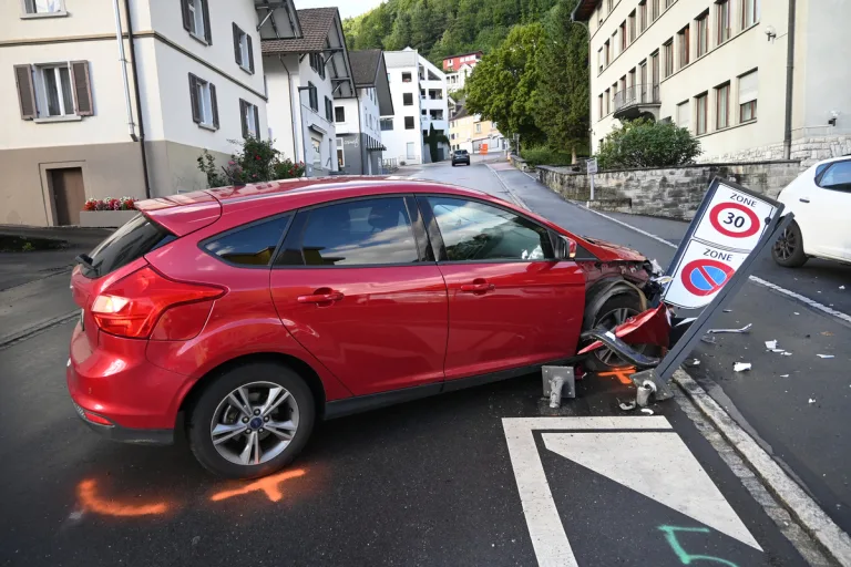 Unfall in Vaduz FL - Kollision mit einem Strassenverkehrszeichen