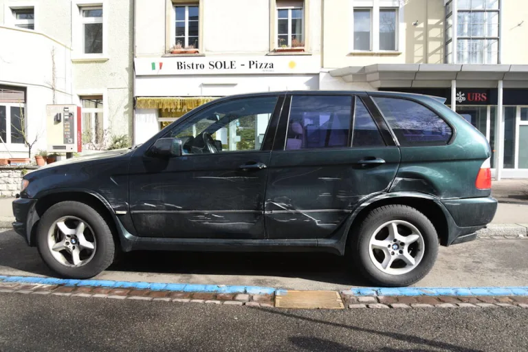 Fahrerflucht in Basel – Parkiertes Fahrzeug massiv beschädigt