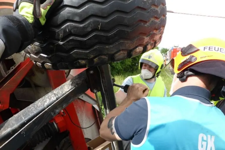 Ruppersthal - Unfall zwischen PKW und Traktor mit Düngemittelanhänger