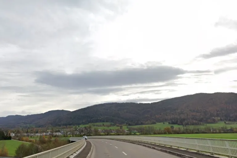Bassecourt JU – Unfall zwischen zwei Autos auf der Autobahnbrücke