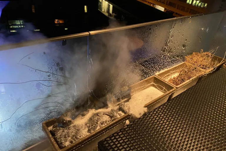 Stadt Zug - Feuer auf Terrasse durch Polizeipatrouille entdeckt und gelöscht
