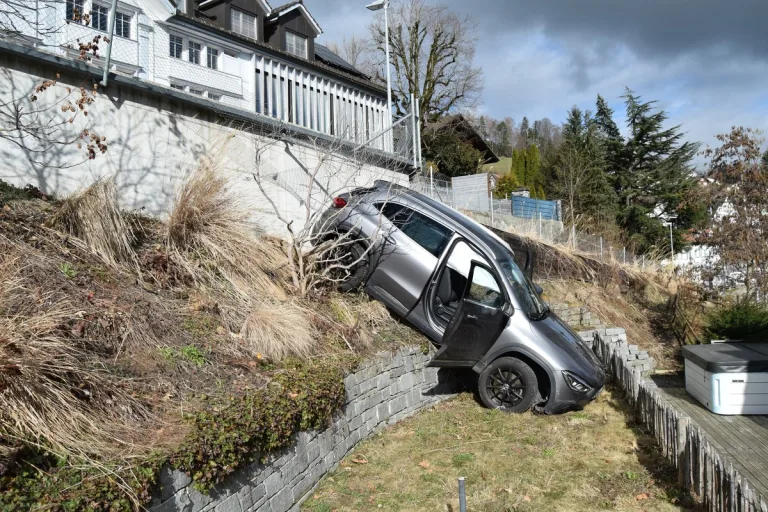 Teufen AR - Bei Unfall in einem Garten gelandet