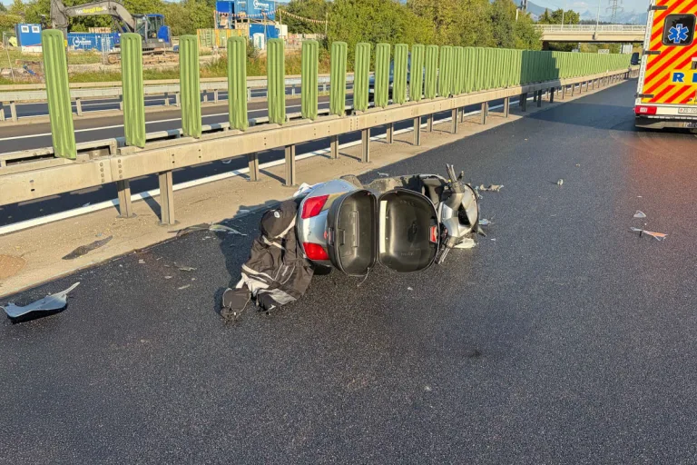 Unfall bei Rotkreuz ZG – Motorrad prallt auf A4 gegen Leitplanke