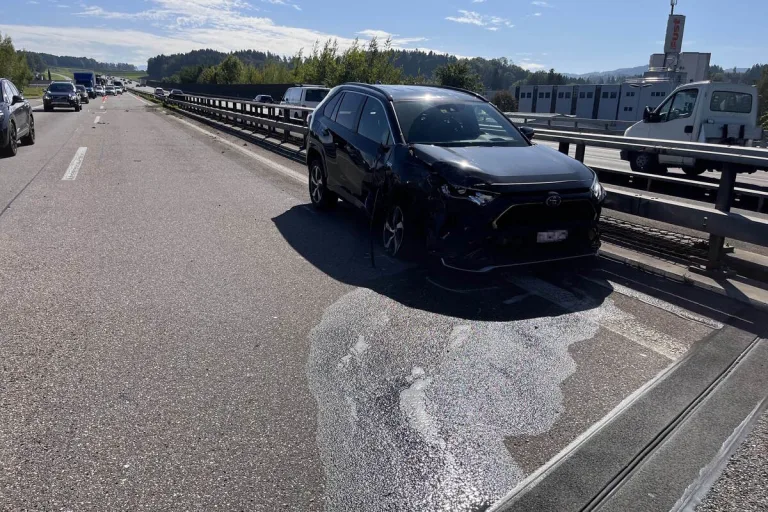 A1/Oberbüren SG - 8-Jährige nach Kollision zwischen Lieferwagen und Auto verletzt 