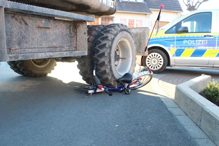 Erwitte - Bagger begräbt Kinderfahrrad unter sich