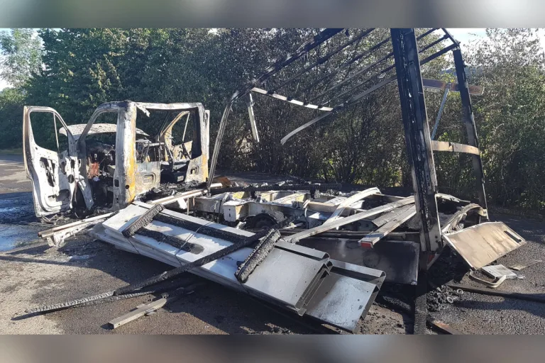 Bückeburg – Transporter brennt aus und verursacht Flächenbrand