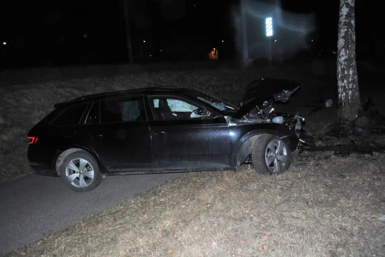 Beringen SH – Auto kollidiert mit Baum