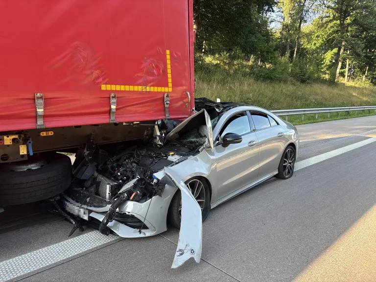 Unfall auf A1 bei Dötlingen – Auto prallt ungebremst in Lkw