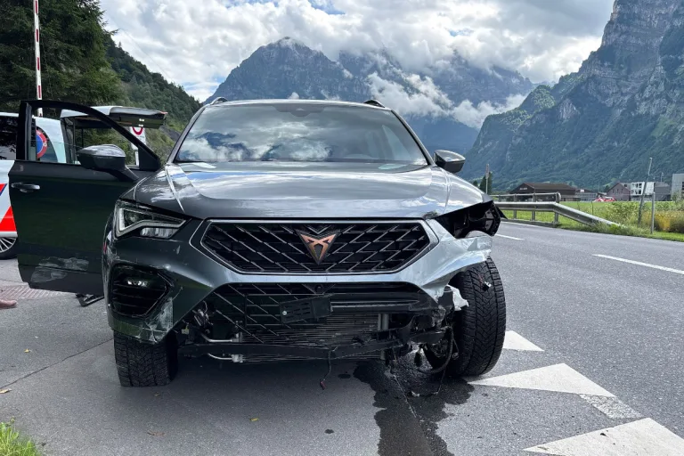 Mollis GL – Unfall wegen Mobiltelefon