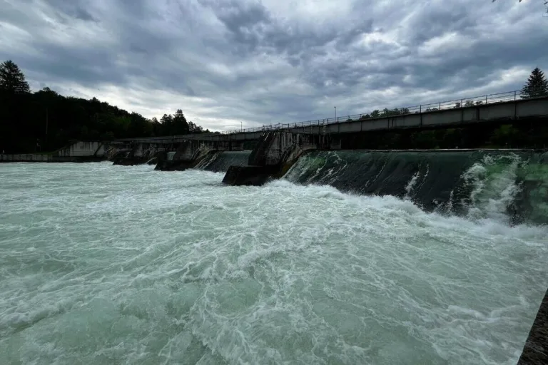 Rheinau ZH - 37-Jähriger wird nach Schlauchbootunfall vermisst