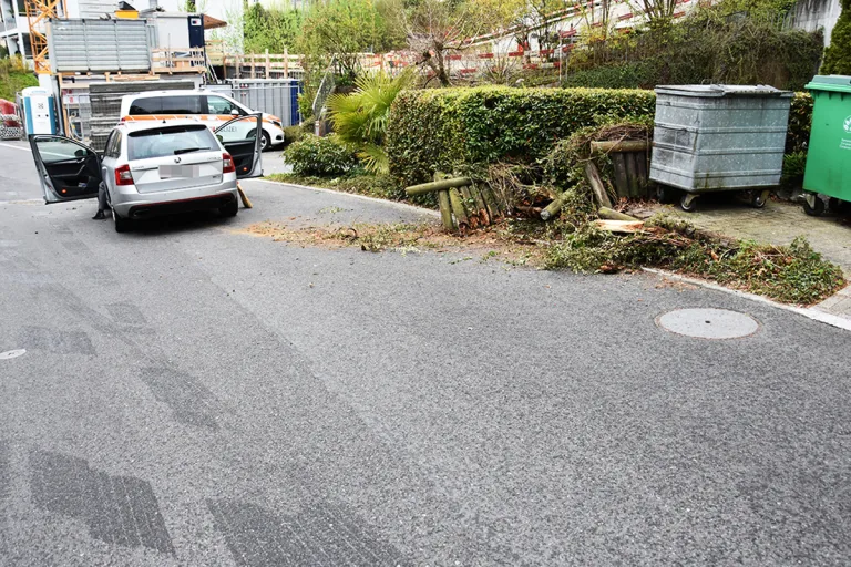 Hergiswil NW - Beim Aufheben einer Verpackung verunfallt