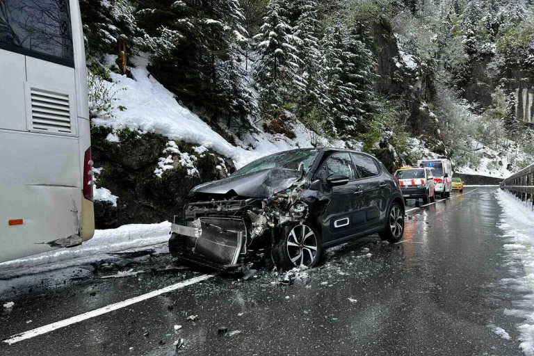 Sarnen OW - Unfall am Brünigpass fordert mehrere Verletzte
