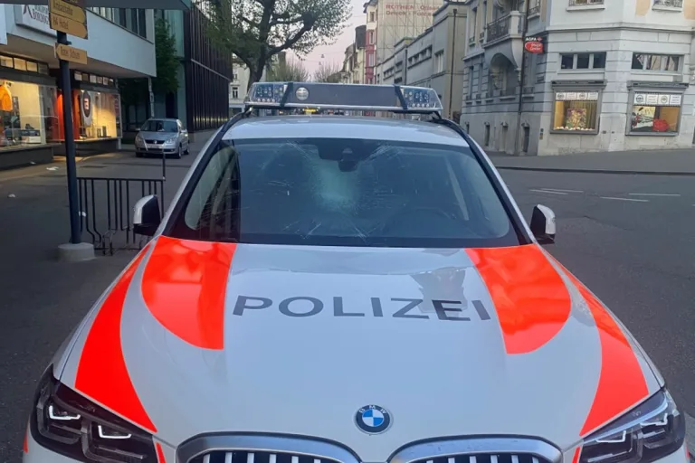 Zeugenaufruf aus Solothurn - Patrouillenfahrzeug der Polizei mutwillig beschädigt
