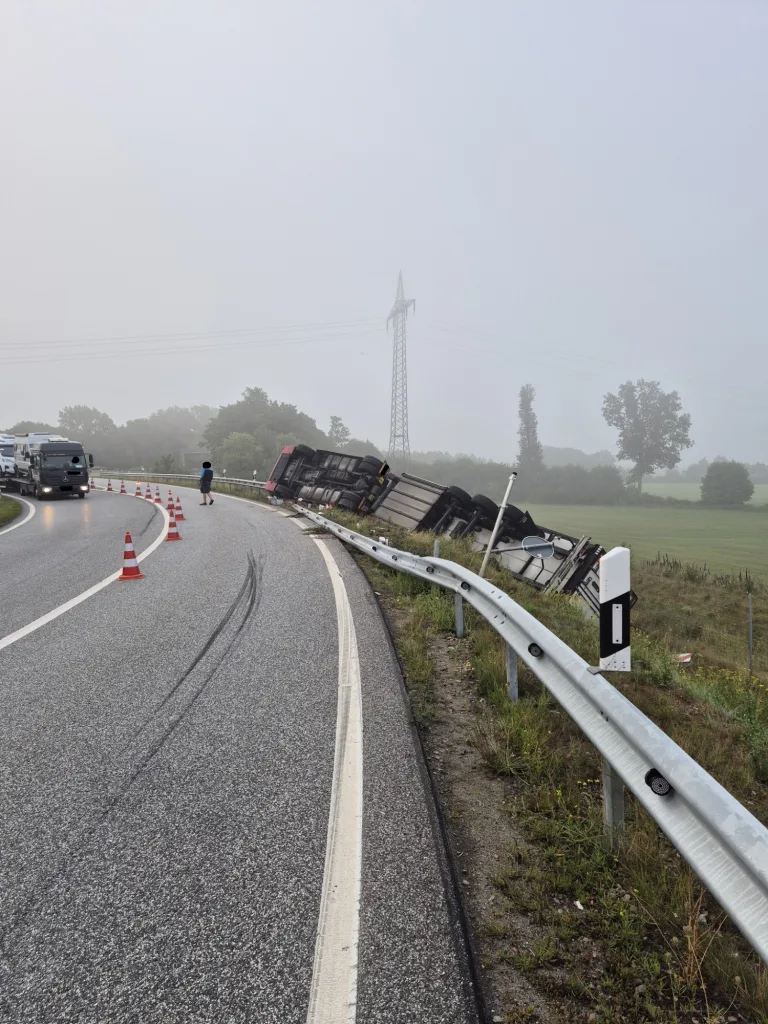 Neumünster – Sattelzug kippt an Anschlussstelle A7 um