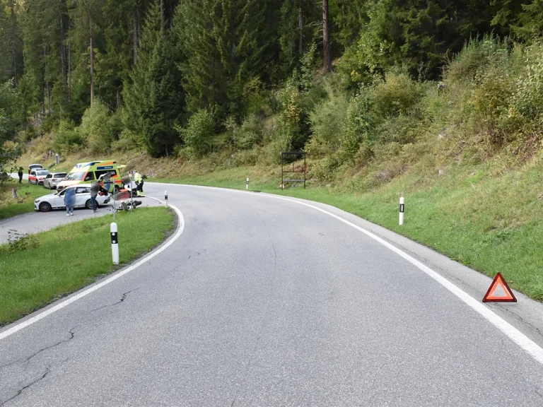 Filisur GR – Motorrad kollidiert mit abbiegendem Auto