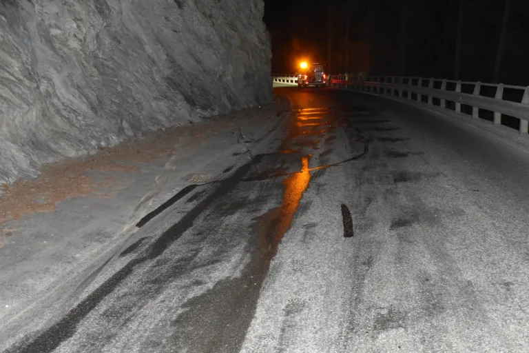 Lain GR – Fahrunfähig gegen Felswand geprallt