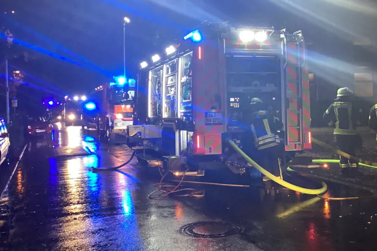 Bonn NW – Brand eines Fahrzeuges in Tiefgarage erfordert Evakuierung